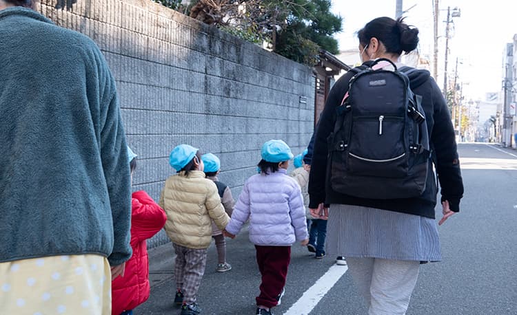 間に配置する画像